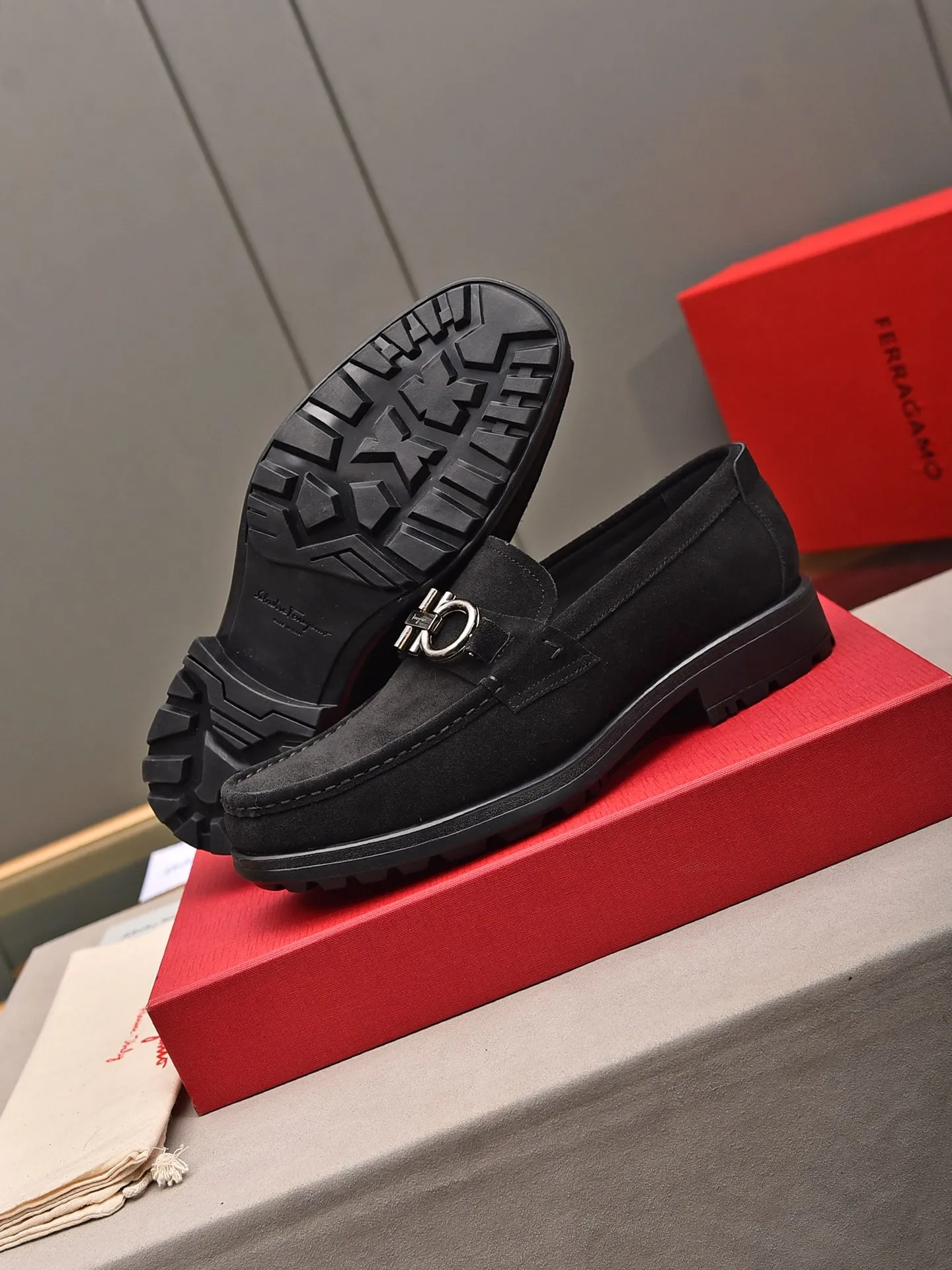 Men's shoes 💰: 500 Brand: Ferragamo Size: Men's size 38/44 (45 can be customized) Grade: Same style as the official website High-end quality men's shoes Material: Original first-layer calfskin Water-dyed cowhide lining Original outsole Style categories: Men's fashionable formal business casual leather shoes Slip-on men's shoes high-top series Young fashion European and American trends British style Casual matching Comfortable feet